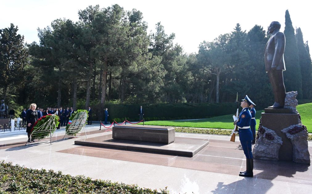 Russian Federation Council Chairperson pays tribute to great leader Heydar Aliyev's tomb [PHOTOS]