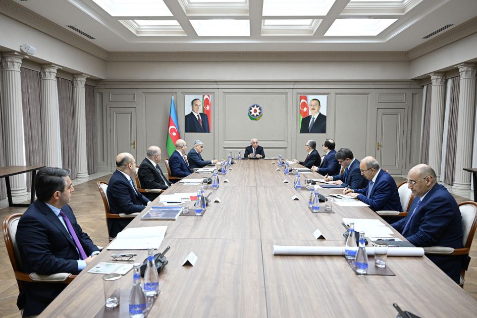 Azerbaijan's PM holds meeting to discuss buildings in critical condition