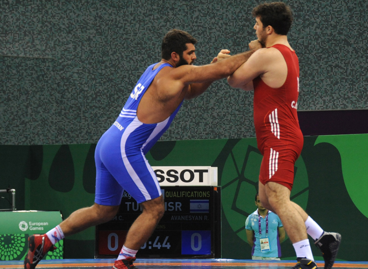 Three Azerbaijani wrestlers advance to 1/4 finals